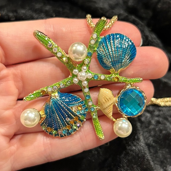 Betsey Johnson Starfish Pendant Necklace - Picture 3 of 4